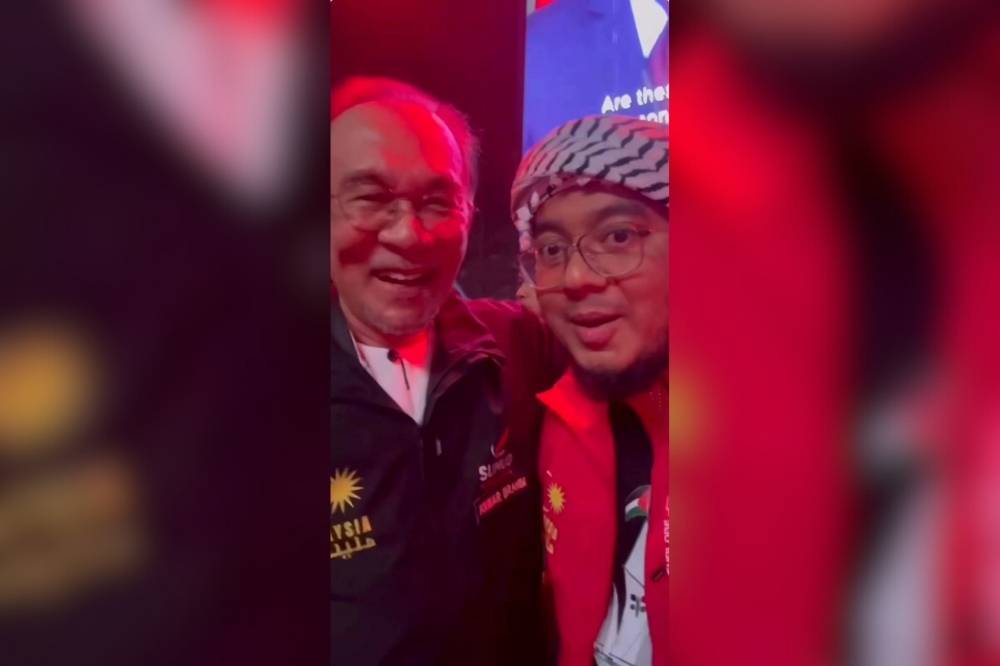 PU Rahmat has apologised after jokingly calling himself and Prime Minister Datuk Seri Anwar Ibrahim “fellow ex-prisoners” during the Gaza Solidarity Gathering at Axiata Arena, last night. - Photo: X