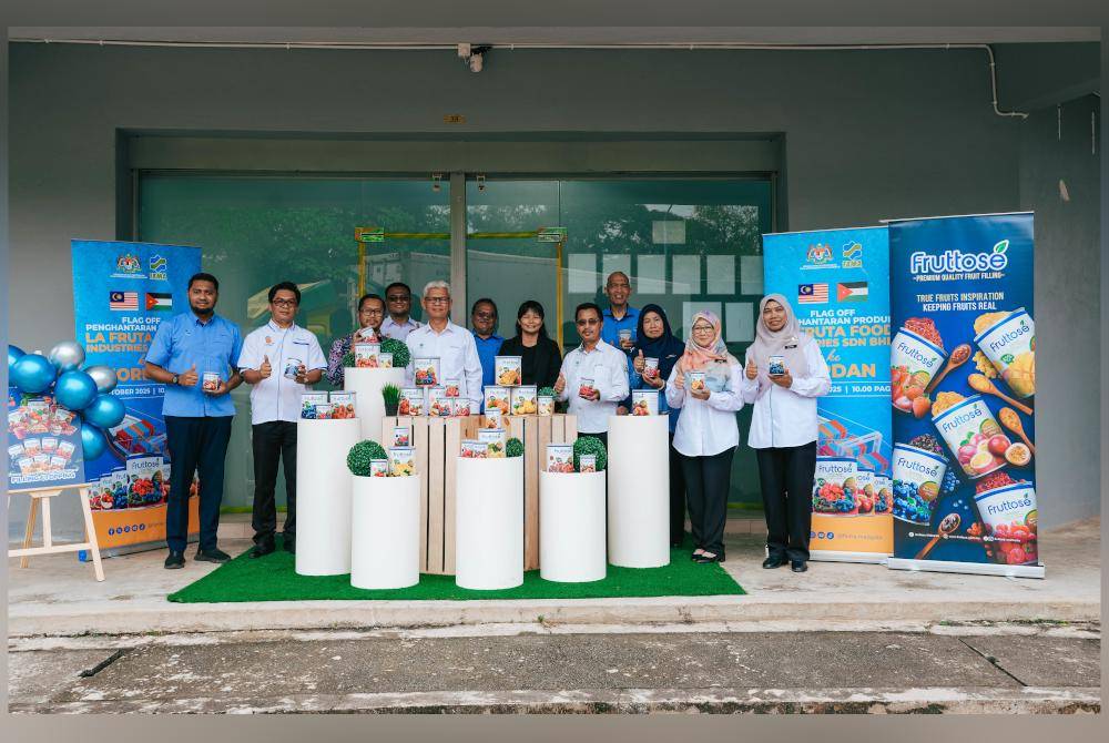Aminuddin (fifth from left) and Abdul Rashid (fifth from right) pose for a photo with Fama management staff and representatives from La Fruta during the flag-off ceremony for La Fruta Food Industries Sdn Bhd’s product exports to the Jordanian market, held in Kota Kemuning, Shah Alam, on Thursday.