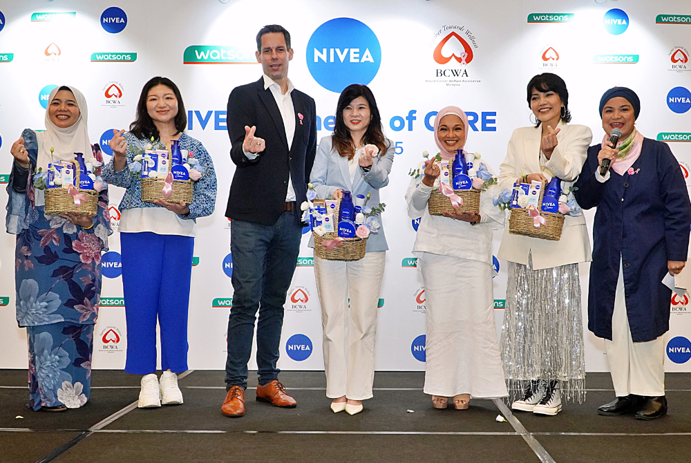 (left to right) Dr Hannani Kamarudin, BWA President Lim Kim Foong, Dr Christopher Vierhaus, Caryn Loh, Breast cancer survivor Salamiah Hassan, Elyana Emrizal (cancer warrior) and Dr Kartini Kamalul Ariffin (breast cancer warrior) united on stage in support of breast cancer awareness.