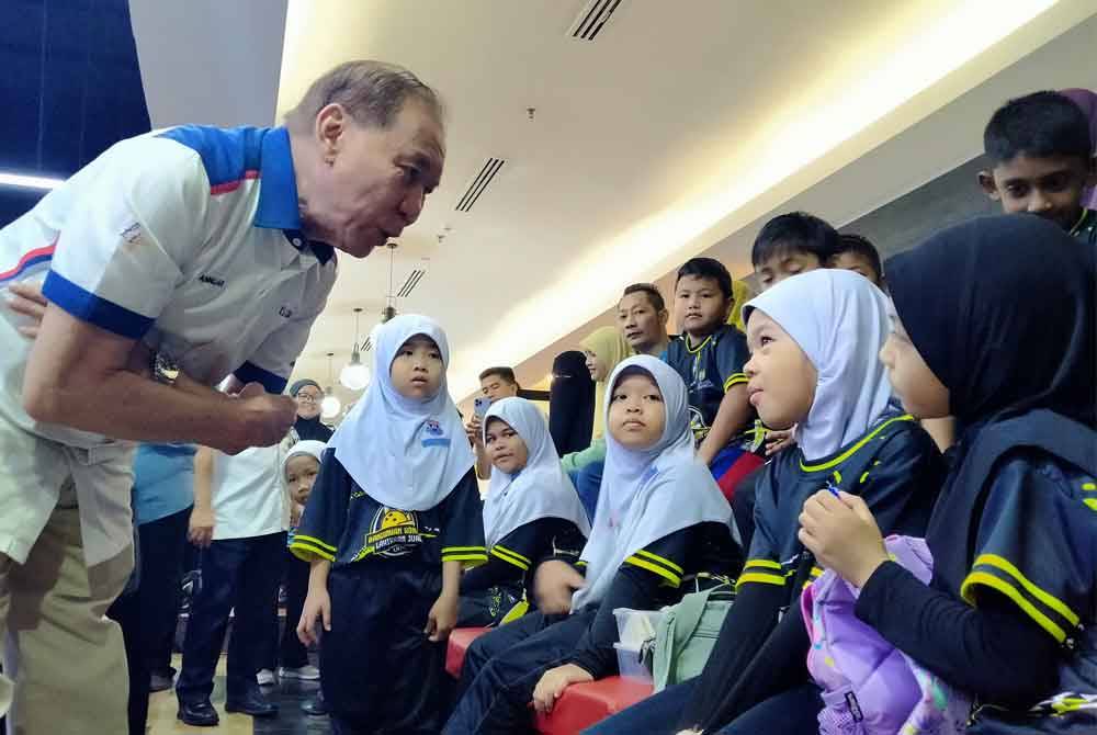Mohd Annuar (third from right) sharing a light moment with participating students.