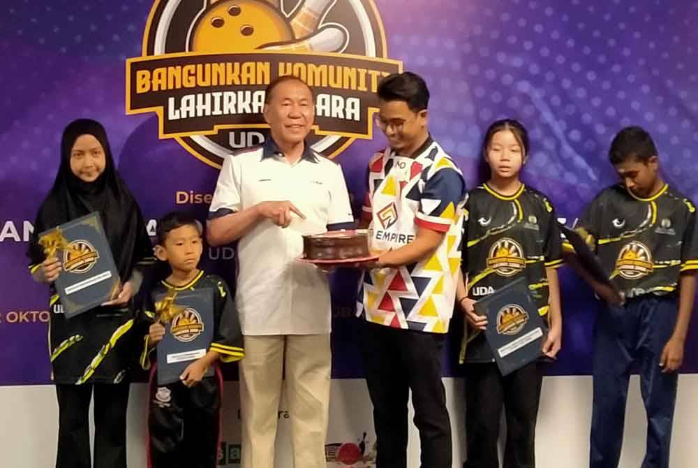 Mohd Annuar (third from left) officiating the first anniversary celebration of Lite Superbowl JB 9, Angsana Ipoh Mall, held in conjunction with the programme.