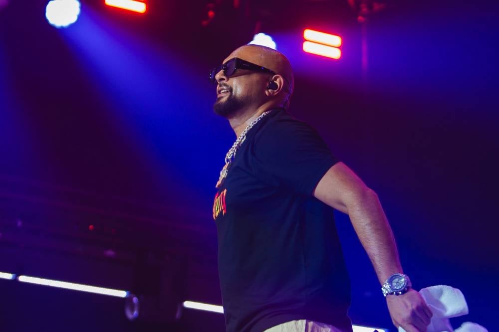 Sean kicked off his performance at 8.48pm with his hit songs ‘So Fine’ and ‘Get Busy’. The audience eagerly captured the moment on their phones as he appeared on stage dressed in white pants, black T-shirt and white jacket.