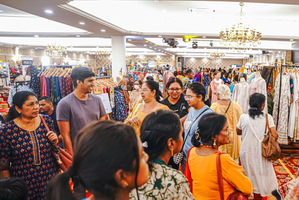 Whether you’re hunting for that perfect saree, craving for homemade murukku or simply vibing with festive energy, this year’s Deepavali bazaars are bringing major sparkle from Kuala Lumpur to Johor. Photo: Facebook/Agenda Suria Communication
