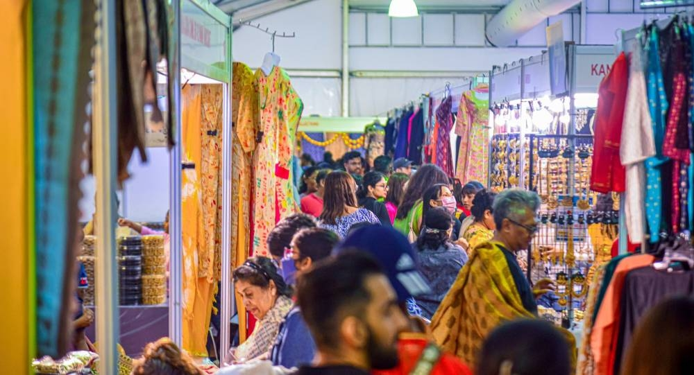 Whether you’re hunting for that perfect saree, craving for homemade murukku or simply vibing with festive energy, this year’s Deepavali bazaars are bringing major sparkle from Kuala Lumpur to Johor. Photo: Facebook/Agenda Suria Communication