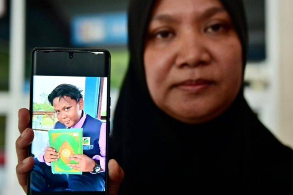 Normala Mohd Nor recounted that her son’s temperature was not very high at first, and the doctor who treated him confirmed that he was infected with influenza following a swab test before prescribing antiviral medication.