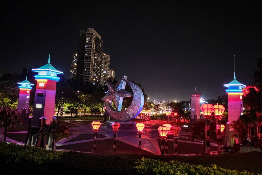 The city of Johor Bahru was seen brightly lit again after experiencing a power supply disruption earlier today. - Photo: Bernama