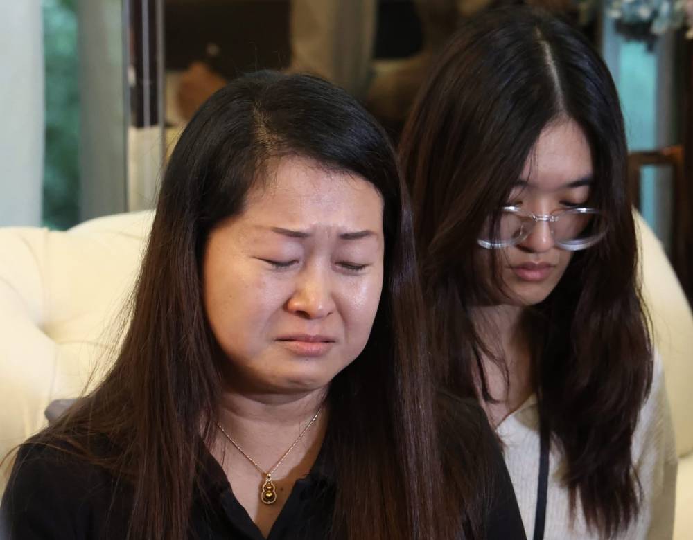 Heartbroken mother Wong Lee Ping says, “My daughter was stabbed 200 times,” as she recounted the horrifying details of her 16-year-old daughter’s death at SMK Bandar Utama 4 on Tuesday (Oct 14). Photo courtesy of Sin Chew