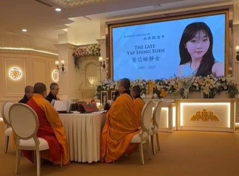 Heartbroken mother Wong Lee Ping says, “My daughter was stabbed 200 times,” as she recounted the horrifying details of her 16-year-old daughter’s death at SMK Bandar Utama 4 on Tuesday (Oct 14). Photo courtesy of Sin Chew