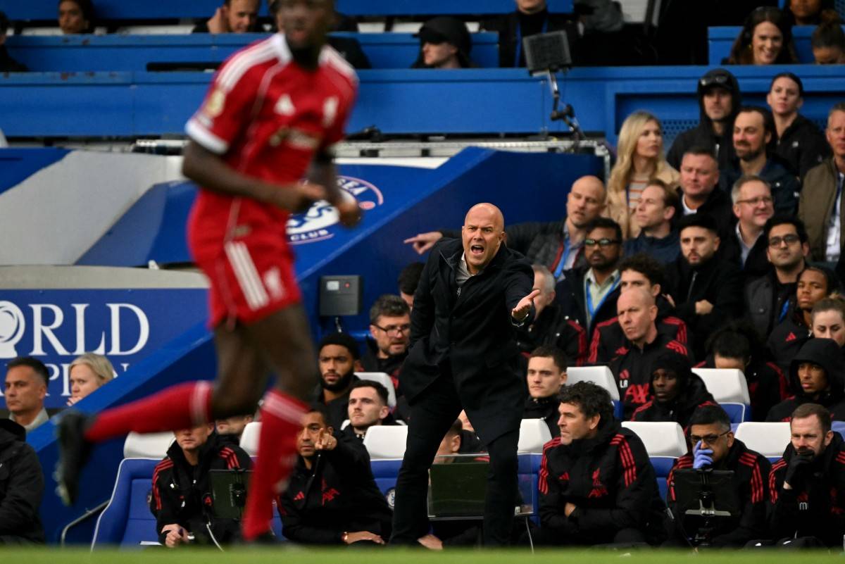 Liverpool's Dutch manager Arne Slot shouts instructions to the players from the touchline during the English Premier League football match between Chelsea and Liverpool at Stamford Bridge in London on October 4, 2025. (Photo by Glyn KIRK / AFP)
