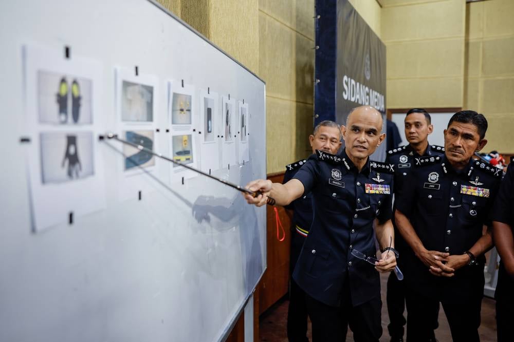 Selangor police chief Datuk Shazeli Kahar displays the items seized during a press conference on the arrest of the suspect involved in the fatal stabbing of a Form Four female student in Bandar Utama, Petaling Jaya, recently. Photo: Bernama FILE PIX