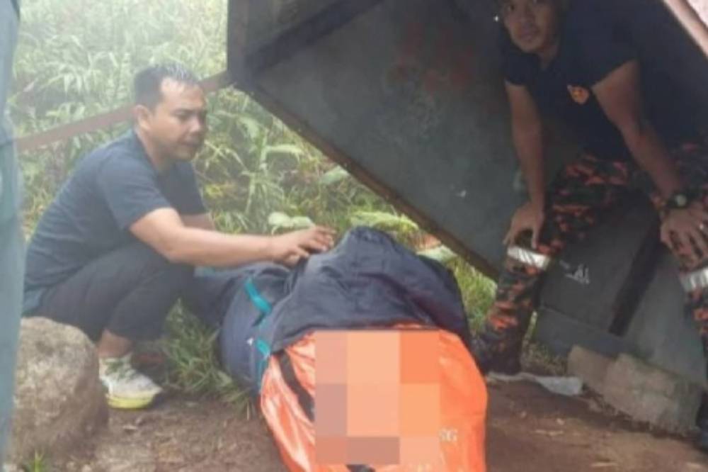 The 34-year-old's still form was discovered by Fire and Rescue Department of Malaysia Perak Zone 4 officer Marazman Mohamad, 38, one of the first rescuers to reach the summit during a search and rescue (SAR) mission. Photo courtesy of JBPM.