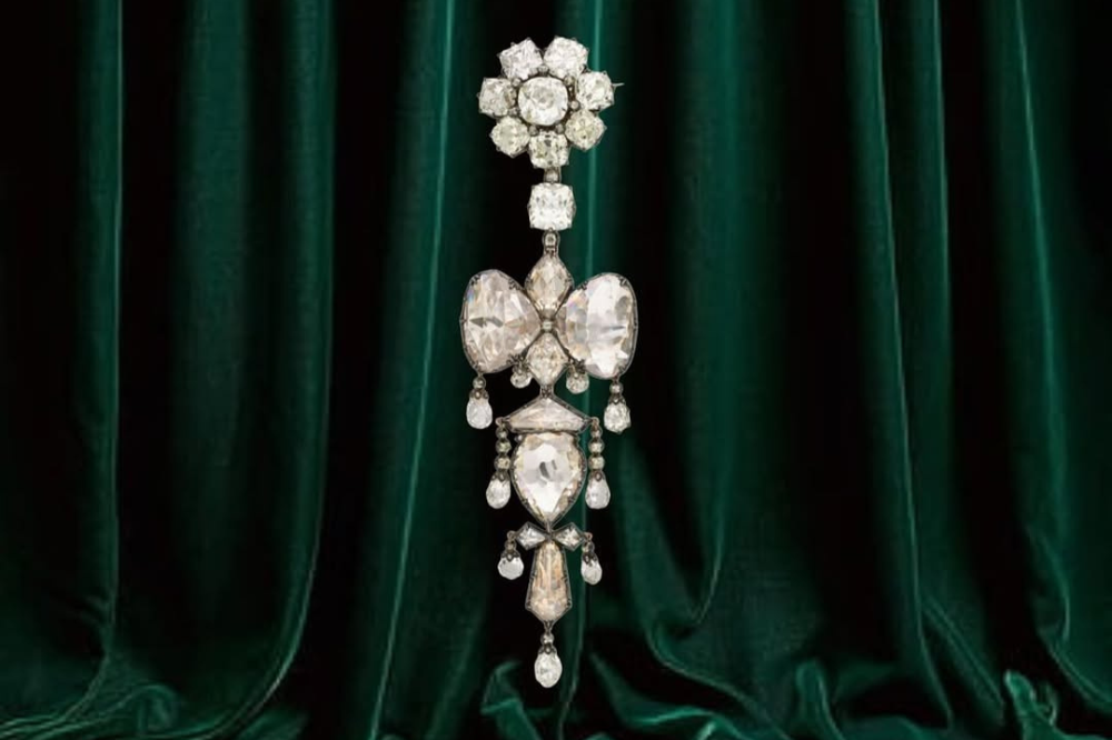 The reliquary brooch. -Photo: Instagram / thecozymommyblog