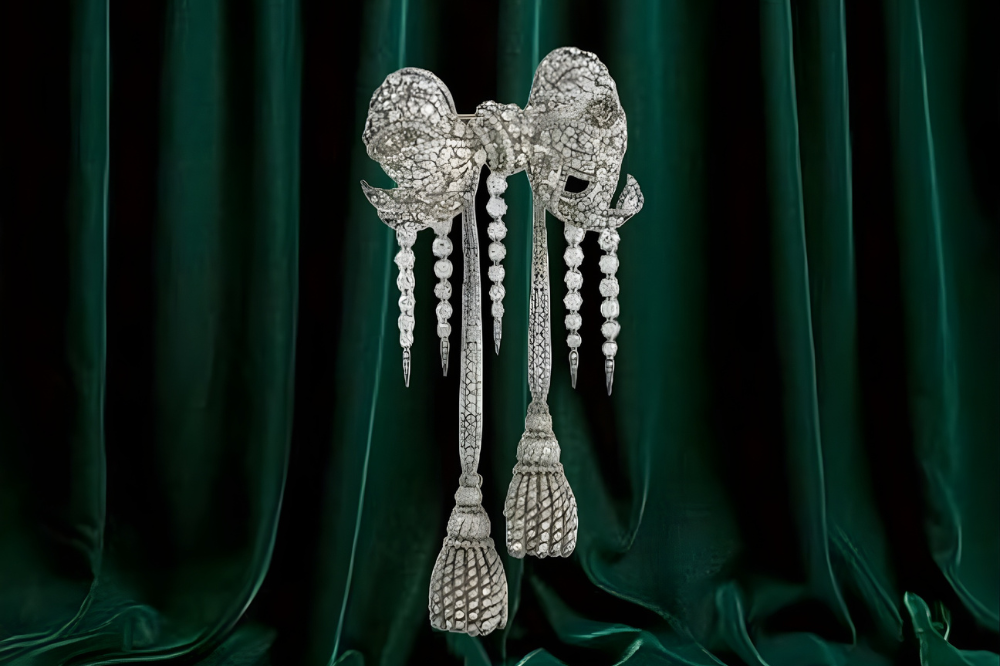 A diamond brooch of Empress Eugénie. - Photo: Instagram / thecozymommyblog