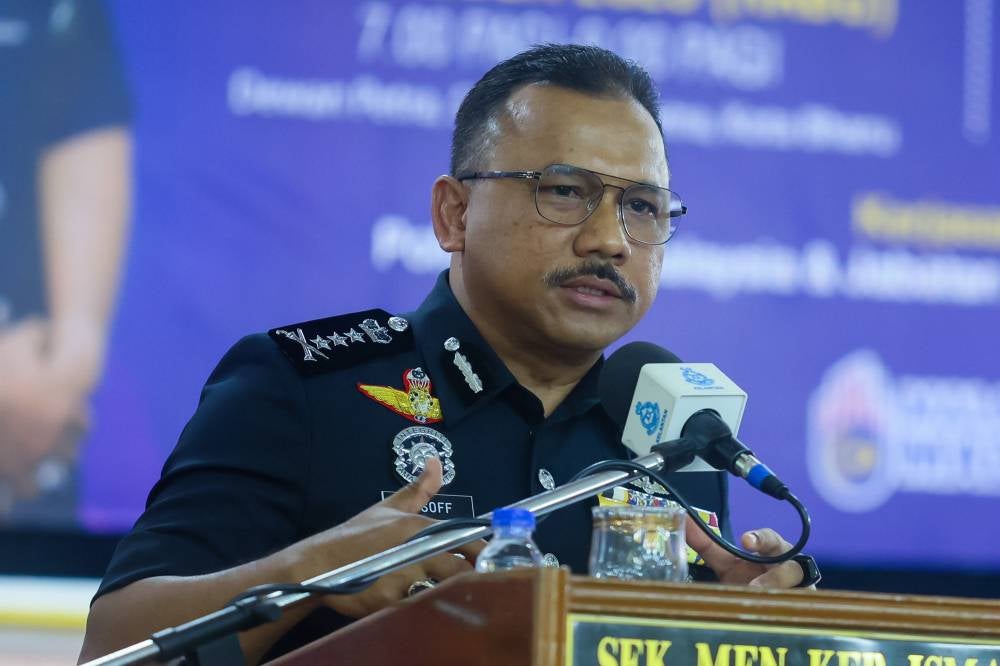 Kelantan police chief Datuk Mohd Yusoff Mamat delivering his speech during ‘Program Citra Remaja Unggul’ at Dewan Petra, Sekolah Menengah Kebangsaan Ismail Petra, today. - Photo by Bernama