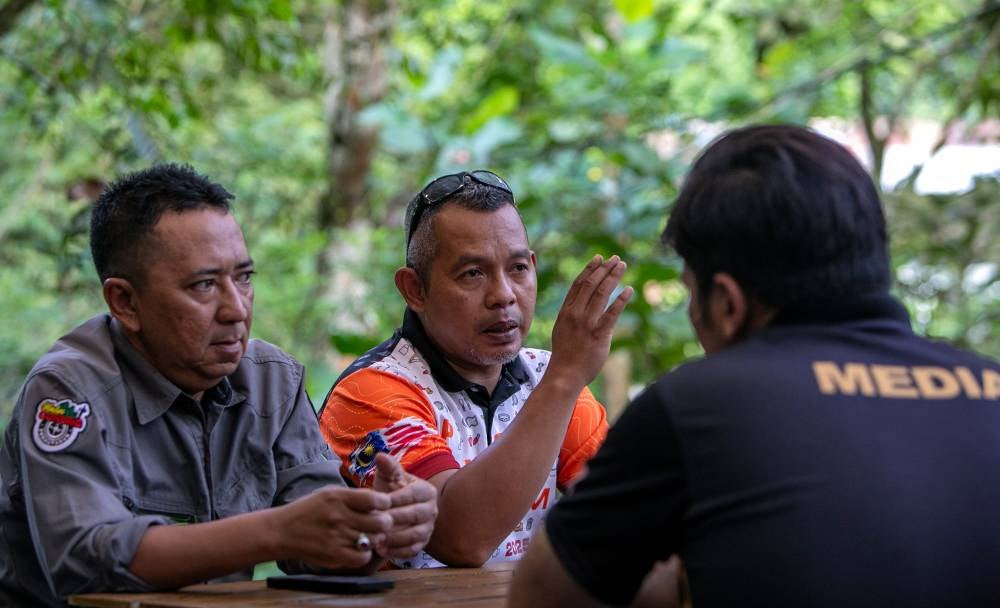 Malaysian Mountain Guides Association (PMGM) President, Muzafar Mohamad (second from left), with Perak Mountain Guides Association (PMGPrk) President, Muhammad Hafizi Mokhtar (left), during an interview here recently. - Bernama photo