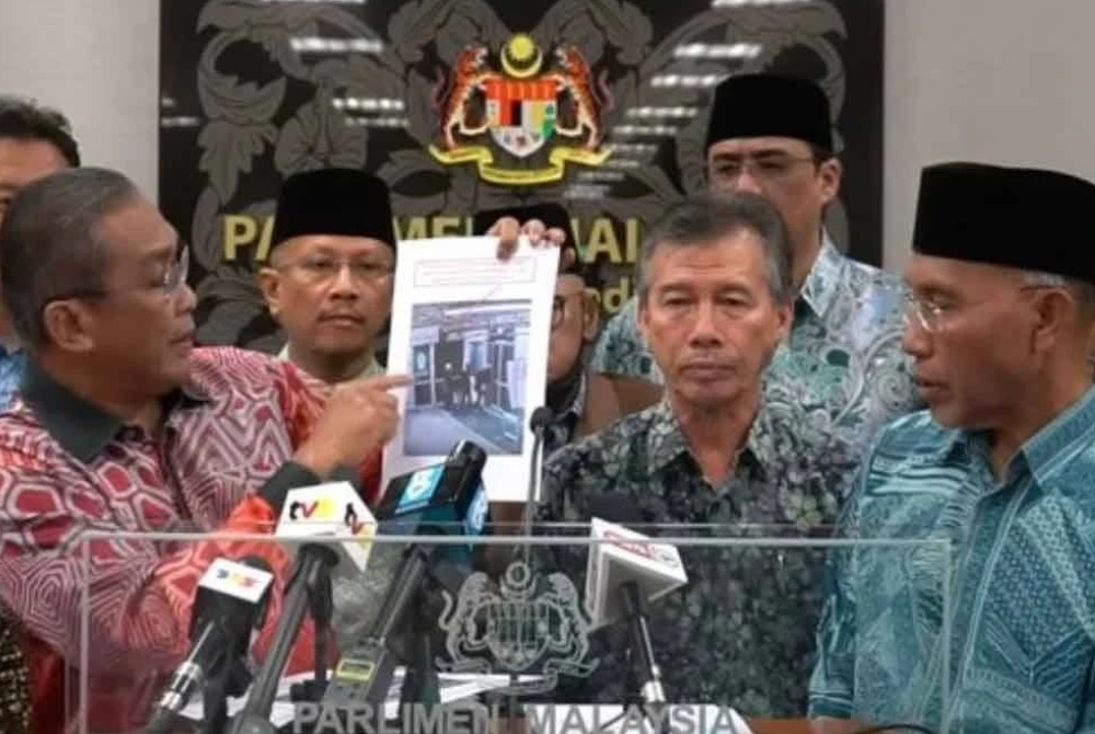 Takiyuddin showing footage of several individuals allegedly acting suspiciously at Masjid Rusila, Marang.