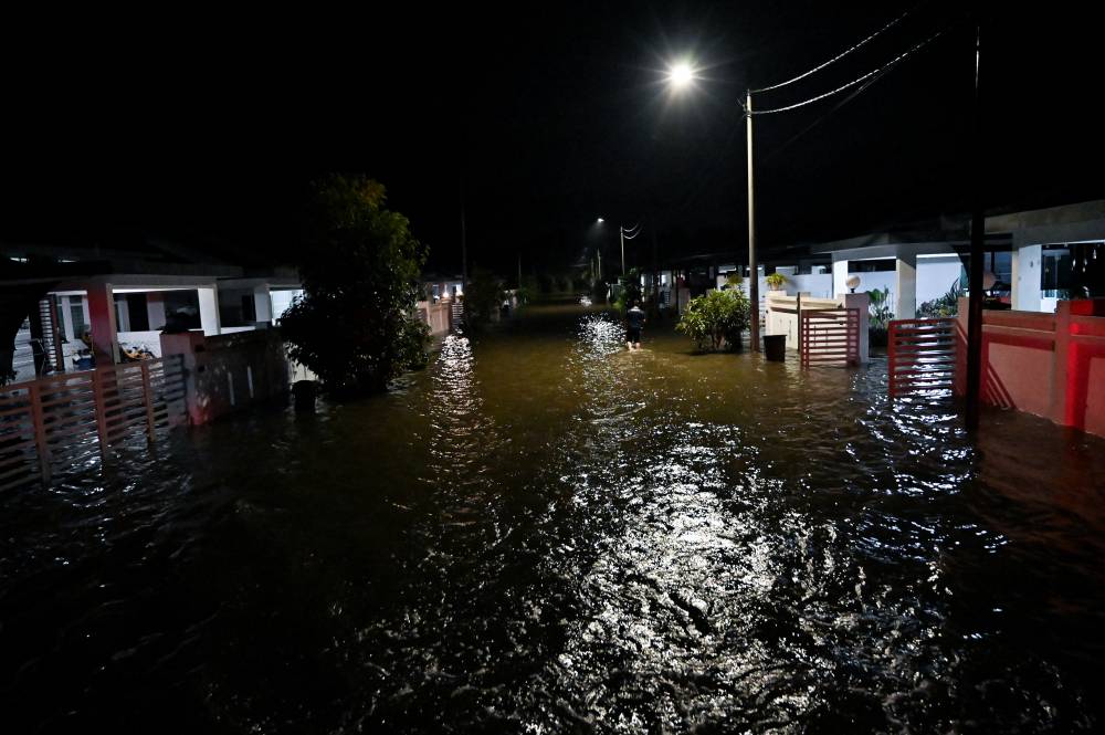 The flood situation in Perak has worsened, with 2,171 people from 759 families evacuated to 22 temporary relief centres as of 8 am today. Photo by Bernama