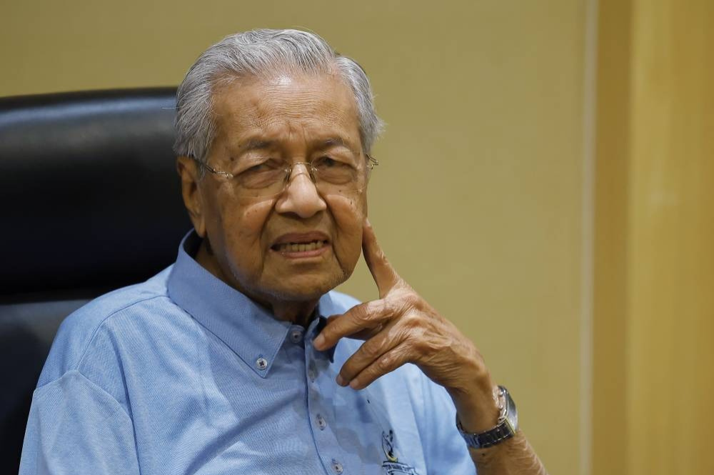 Tun Dr Mahathir Mohamad voiced his frustration at the High Court here on Thursday when the lawyer representing Prime Minister Datuk Seri Anwar Ibrahim prohibited him from making comments. FILE PIX