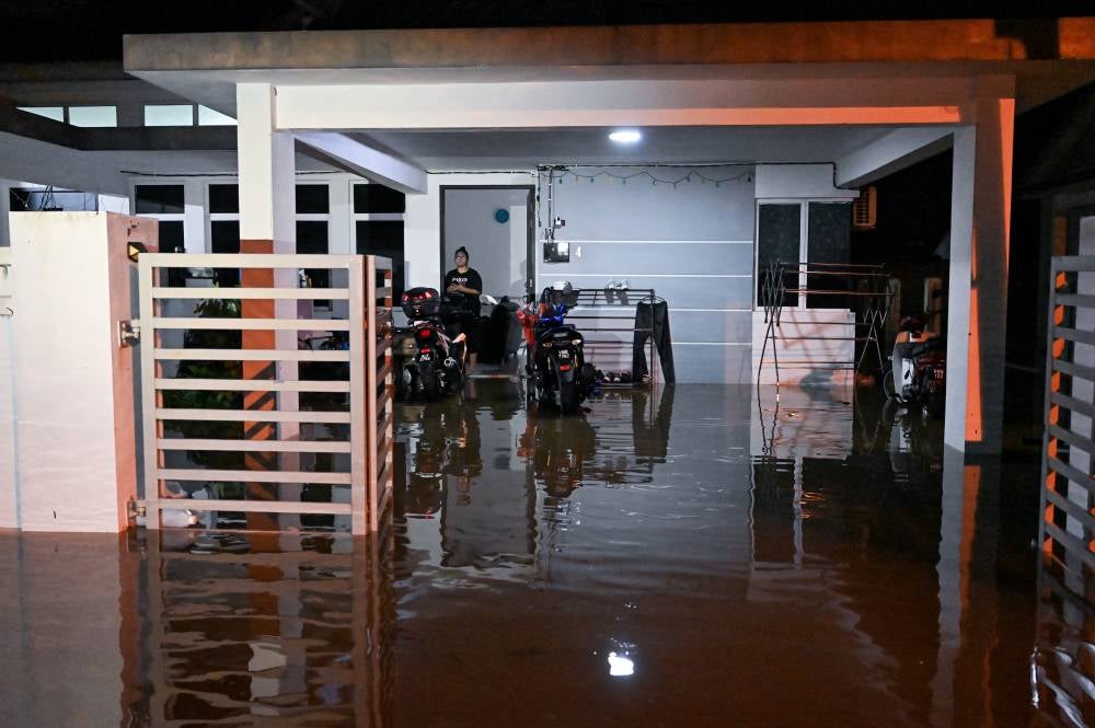 Flood conditions caused by continuous heavy rain at Taman Air Putih Permai, Simpang yesterday. - Photo by Bernama 