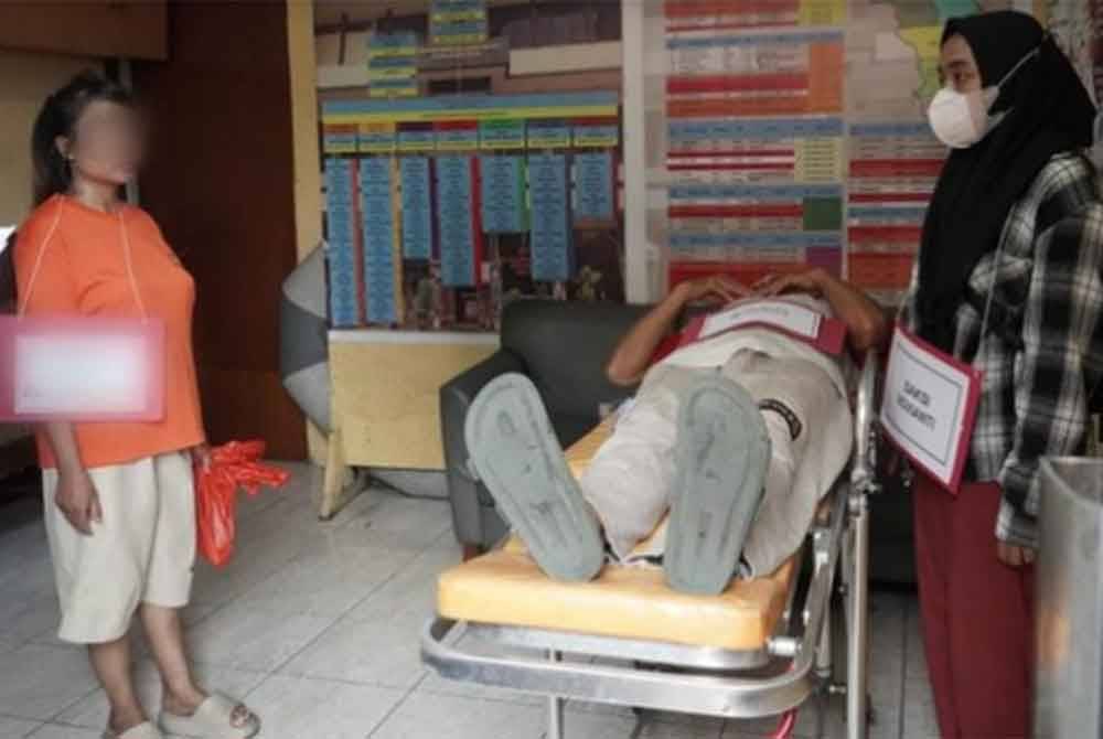 The suspect re-enacts the incident of cutting off her husband’s genitals. – Photo Agency 