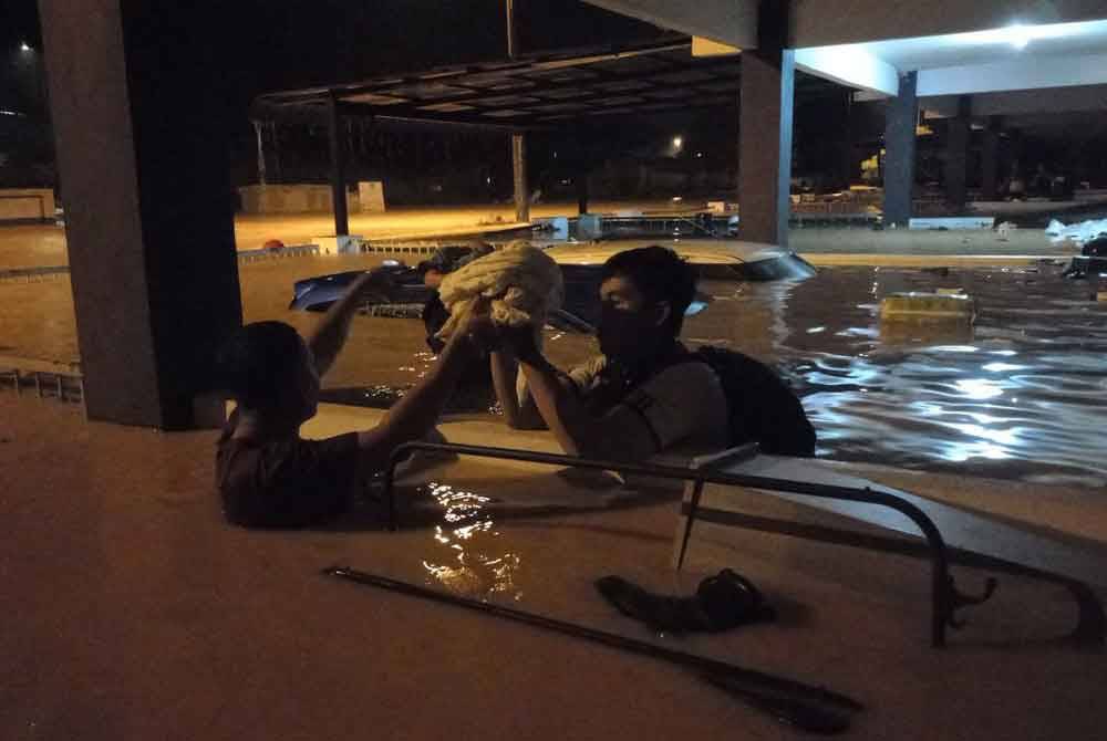 In the 19-second recording, cries and shouts of "Allahuakbar" can be heard faintly amid the floodwaters that had reached waist level. - Photo: Social media