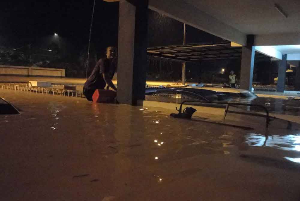 The incident is believed to have occurred following continuous heavy rain since the afternoon, causing water to overflow into residential areas. - Photo: Social media
