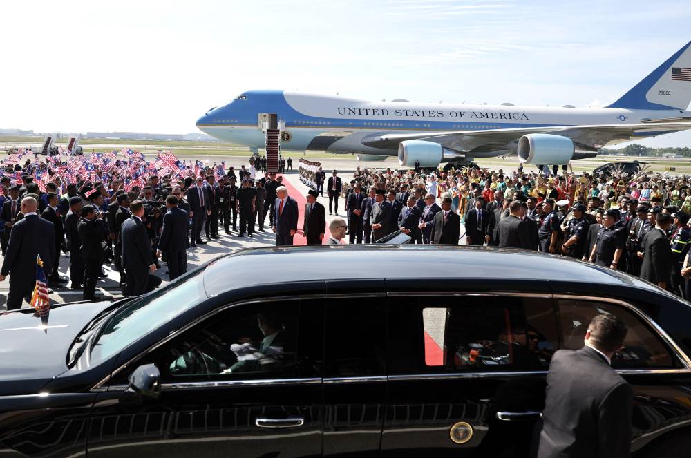United States President Donald Trump and Prime Minister Datuk Seri Anwar Ibrahim pose for photographers in front of The Beast, with Air Force One in the background, as performers gleamingly wave Malaysian and US flags. Photo by Bernama