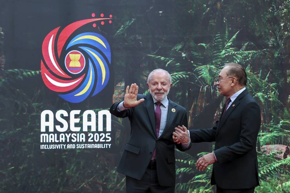 Prime Minister Datuk Seri Anwar Ibrahim warmly welcomes Brazilian President Luiz Inacio Lula da Silva at the 47th ASEAN Summit and Related Summits in Kuala Lumpur on Oct 26, 2025. (BERNAMA PHOTO)