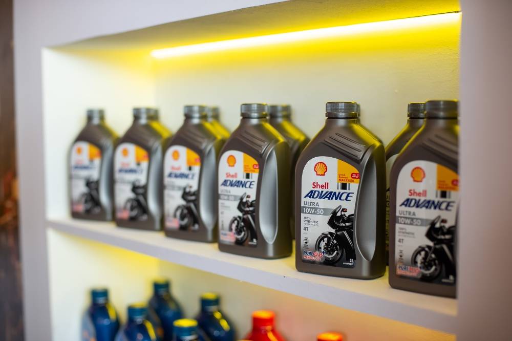 A recent blind test comparing Shell Advance Ultra with an ester-based lubricant demonstrated clear results; participating riders consistently chose Shell Advance for its superior acceleration, smoother gear shifts and quieter engine performance.