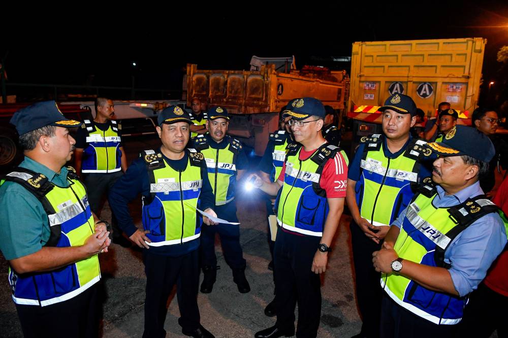 JPJ director-general Datuk Aedy Fadly Ramli (two, left) during Ops Khas JPJ in Jalan Klang - Banting, Telok Panglima Garang Kuala Langat on Oct 15, 2025. - BERNAMA FILE PIX