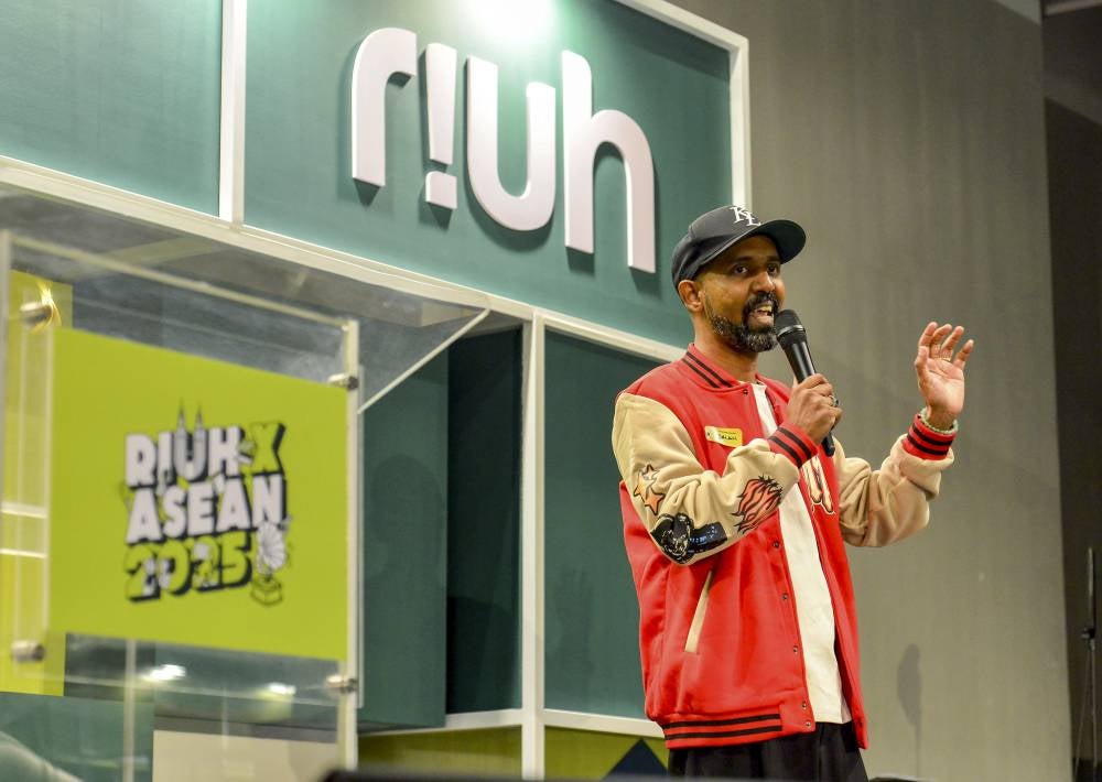 Hip-hop singer Balan Kash speaks at the Frequensa RIUHxASEAN Music Conference at GMBB. - Bernama photo