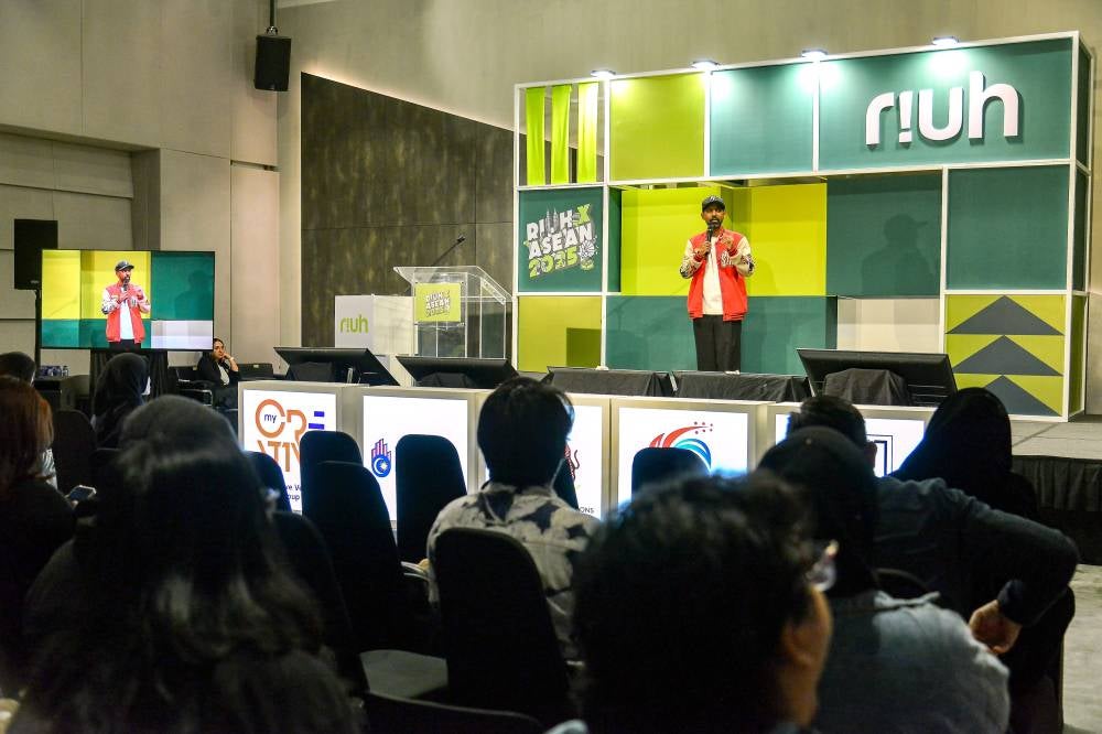 Hip-hop singer Balan Kash speaks at the Frequensa RIUHxASEAN Music Conference at GMBB. - Bernama photo