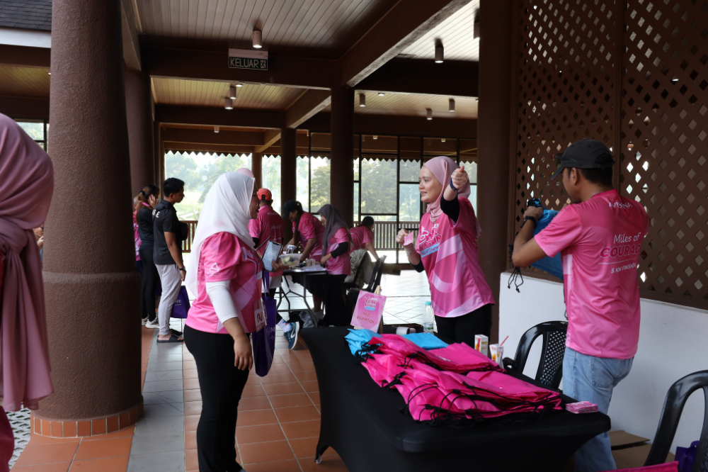 Participants redeem gifts after joining the Pink Village activities held in conjunction with the Avisena Pink Fun Run 2025. Photo courtesy of Avisena