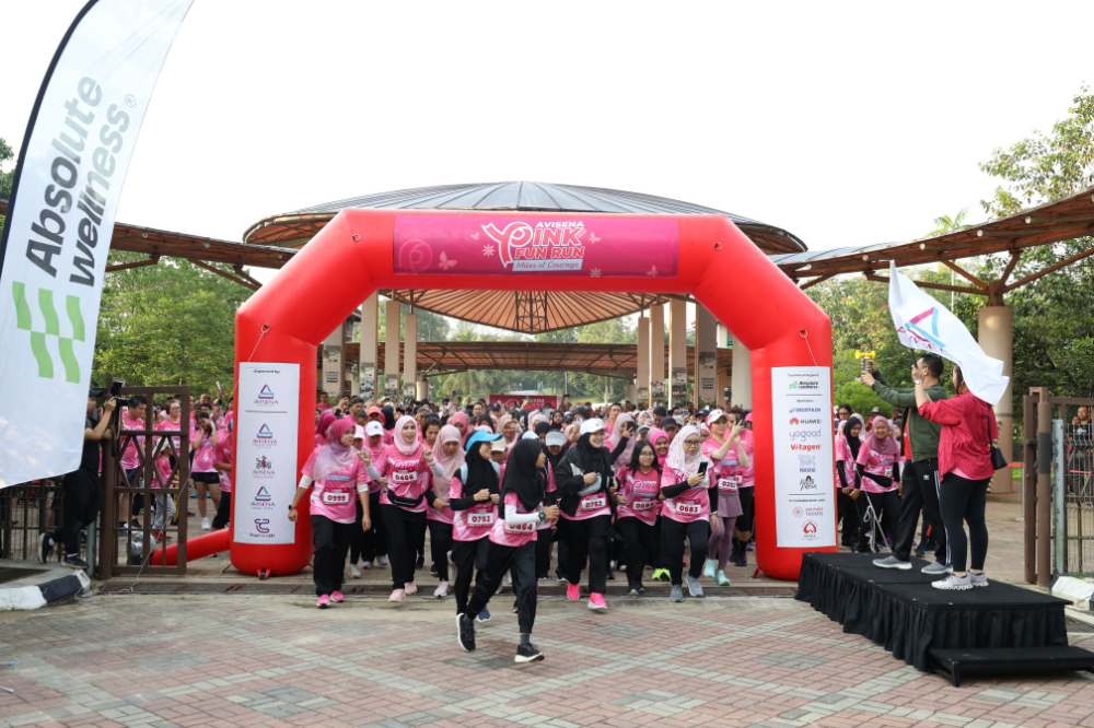 Avisena Pink Fun Run 2025 flagged off by Avisena Healthcare Group CEO Elina Nadia Omar and AIA Public Takaful CEO Mohd Asri Omar marking the start of a meaningful event dedicated to breast cancer awareness. Photo courtesy of Avisena
