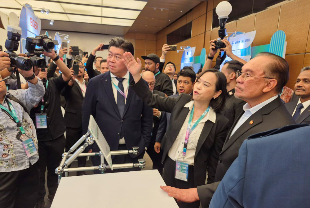 Prime Minister Datuk Seri Anwar Ibrahim visits the Unity Group booth at the Global Islamic Finance Forum (GIFF).