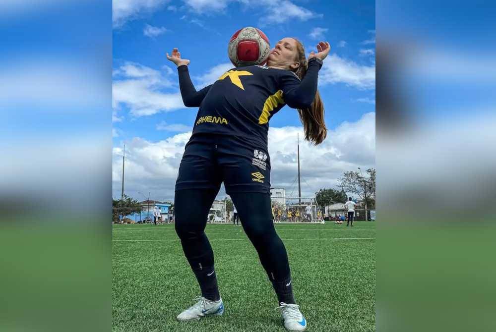 Since the beginning of her pregnancy, Wiggers continued to join her teammates for warm-up sessions, including leg strength and coordination exercises. - Photo: FACEBOOK / KETLEN WIGGERS