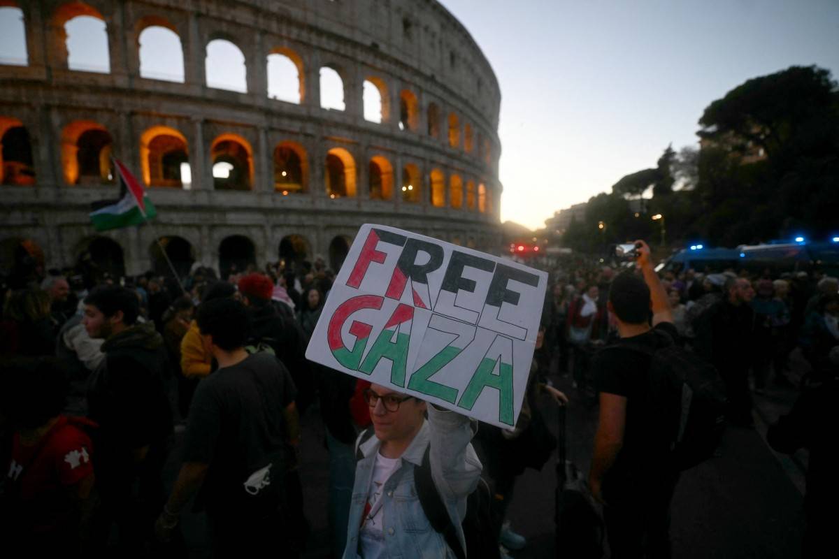 Pro-Palestinian demonstrators march past the Colosseum during a protest in support of the Palestinian people and against Israel's interception of the Global Sumud Flotilla, in Rome on Oct 8, 2025. - (Photo by FILIPPO MONTEFORTE / AFP)