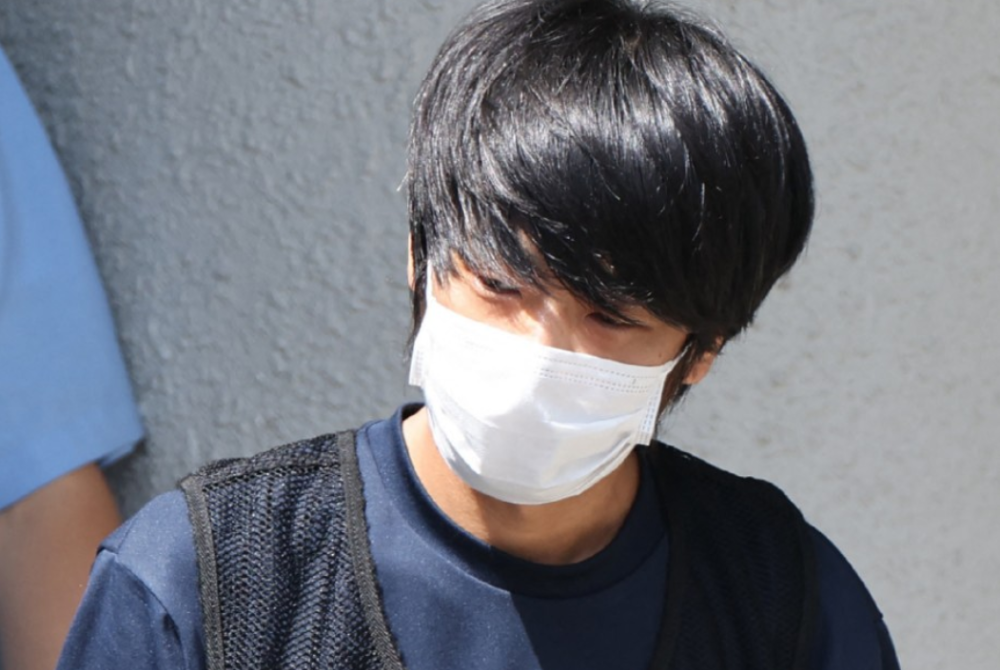 Tetsuya Yamagami, the man accused of murdering former Japanese Prime Minister Shinzo Abe, is transferred from the Nara Nishi police station for psychiatric examination in Nara on July 25, 2022. (Photo by JIJI PRESS / AFP)