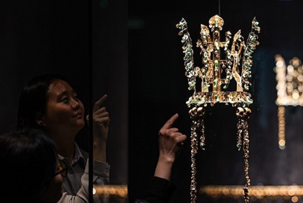A gold crown from the ancient Silla kingdom (57 B.C.–A.D. 935) is showcased at the Gyeongju National Museum in southeastern Korea. Photo by Yonhap News Agency.