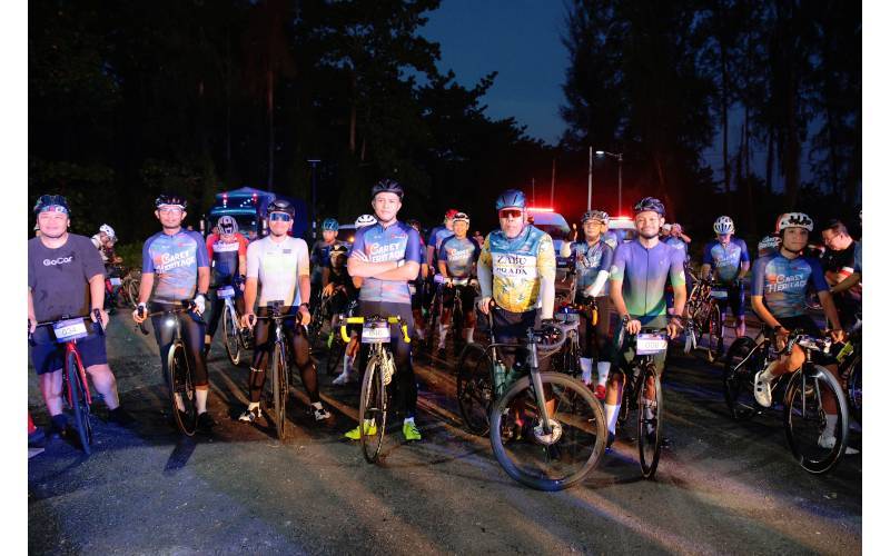 Guthrie group managing director Datuk Mohamad Helmy Othman Basha (centre) with participants who completed the 100km Carey Heritage Ride 2025.