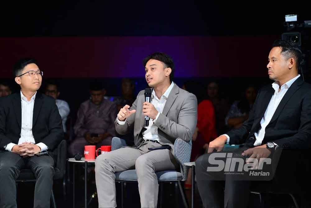 Mohamad Syamil Luthfi (centre) during the Round Table Programme: Is Our Education in Crisis organised by Sinar Harian.