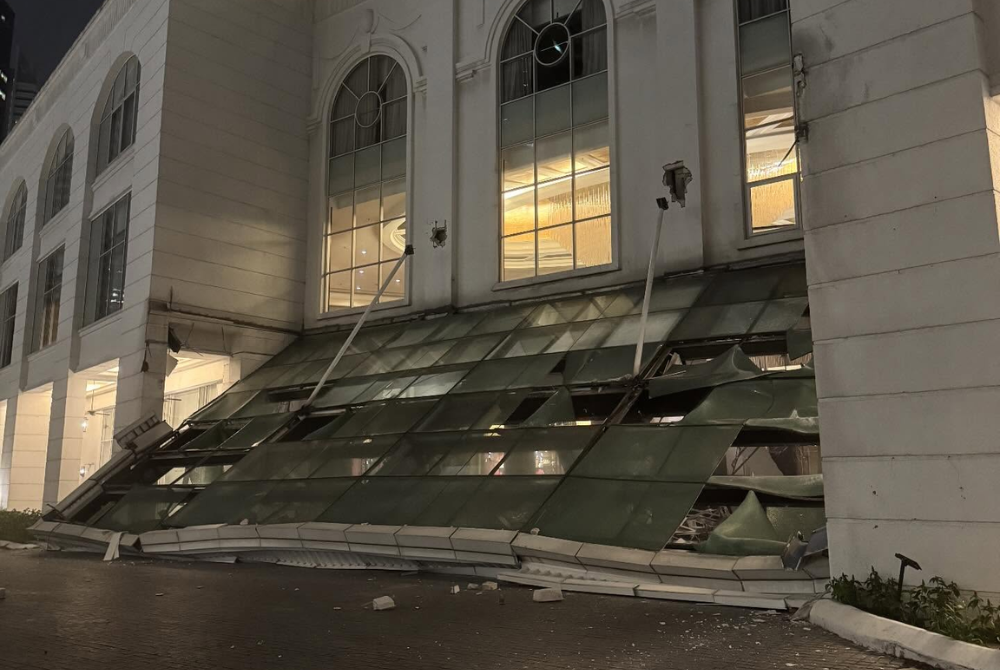 The collapsed main entrance roof of the Majestic Hotel Kuala Lumpur. - Photo: Threads / @akasyahrashid 