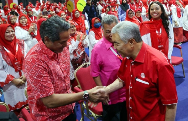 Khairy and Zahid shaking hands during the Umno General Assembly on Jan 12 at World Trade Centre. - BERNAMA FILE PIX