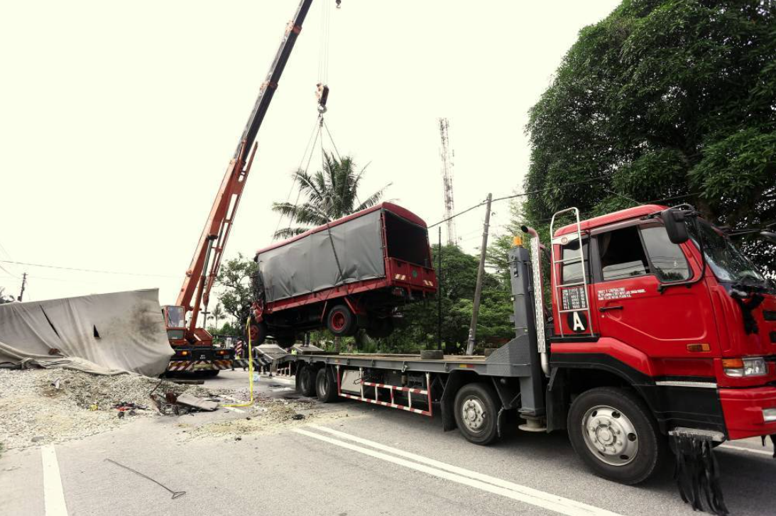 The main cause of the fatal crash involving a gravel-laden lorry and an FRU truck in Teluk Intan on May 13, this year was due to the lorry exceeding 70 per cent of its permissible laden weight. - BERNAMA FILE PIX