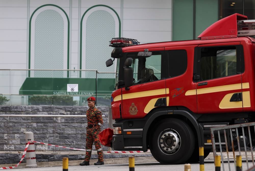 A fire broke out at the Petronas Tower 3 here this morning, involving a restaurant located on the upper floor of the building. Photo by Bernama