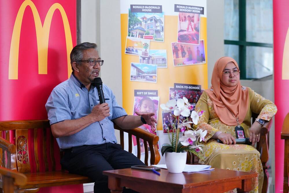 RMHC Malaysia General Manager, Mohd Nasri Mohd Nordin (left) and Tunku Ampuan Besar Tuanku Aishah Rohani, UKM Children’s Specialist Hospital deputy director (Diagnostics and Health Sciences) Datin Dr Anita Sulong. - Photo by MOHD HALIM ABDUL WAHID