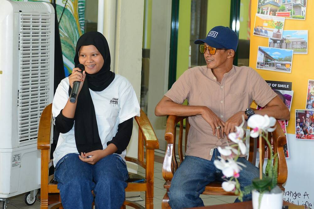 Teruna Timpal (right) and his daughter Nor Aliya Natasha. -Photo by MOHD HALIM ABDUL WAHID