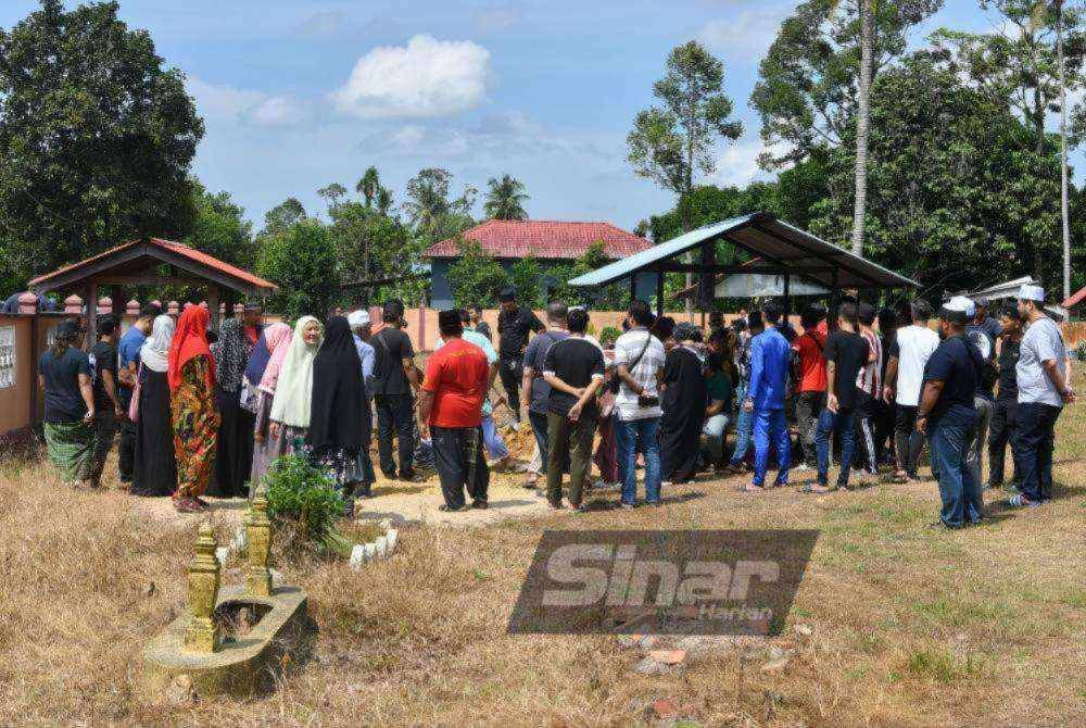 Close family members accompanied the remains of Mohd Fuad Fahmie Ghazali, 33, to be laid to rest at the Apam Cemetery today.