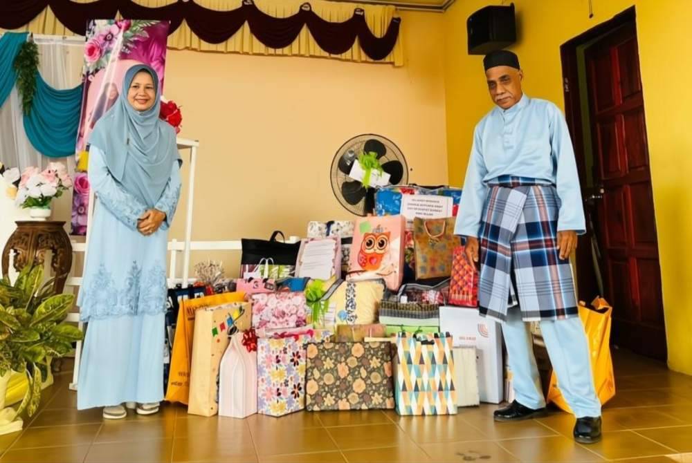 A security guard known as Wahab cannot hold back his emotions after receiving more than 2,000 gifts from pupils and teachers at SK Jeli 2 for his retirement last Friday, which had to be transported using two cars.