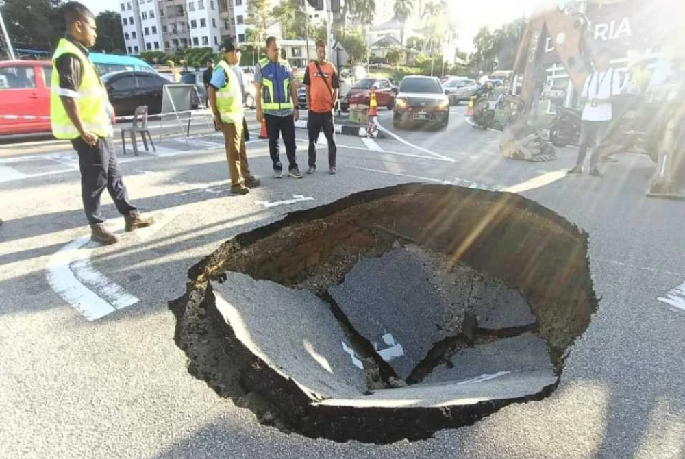 A sinkhole appeared on Jalan Dato Ismail Hashim, Sungai Ara, Bayan Lepas near here today, prompting the temporary closure of the road.